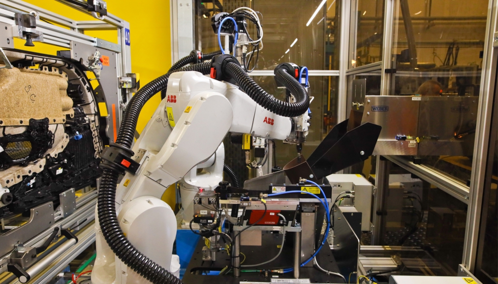 Detalle de la operacin de atornillado. Fotos: Yanfeng / KraussMaffei