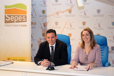 La directora general de Sepes, Luca Molares, present la opcin de compra junto con el alcalde de Campo de Criptana