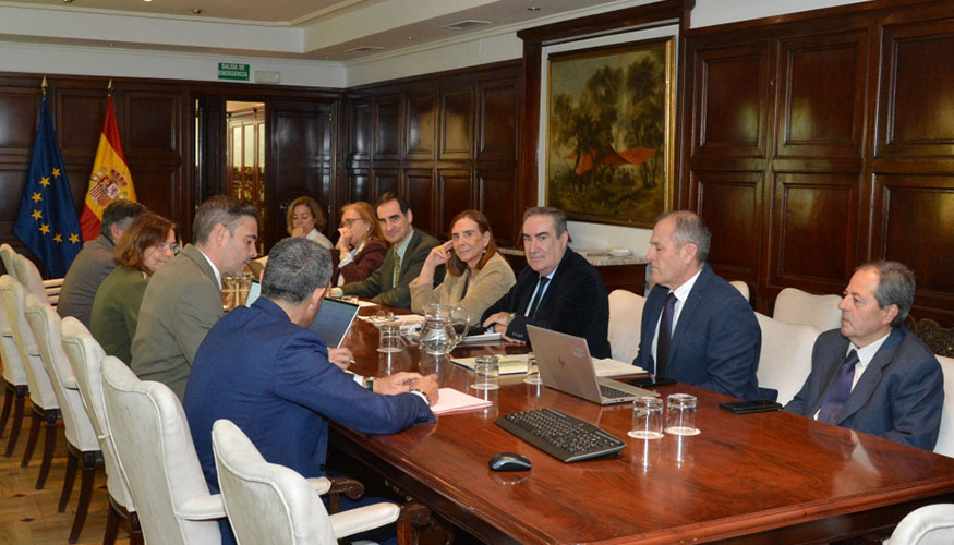 Reunin entre los representantes de la Organizacin Colegial Veterinaria (OCV), el Ministerio de Agricultura...