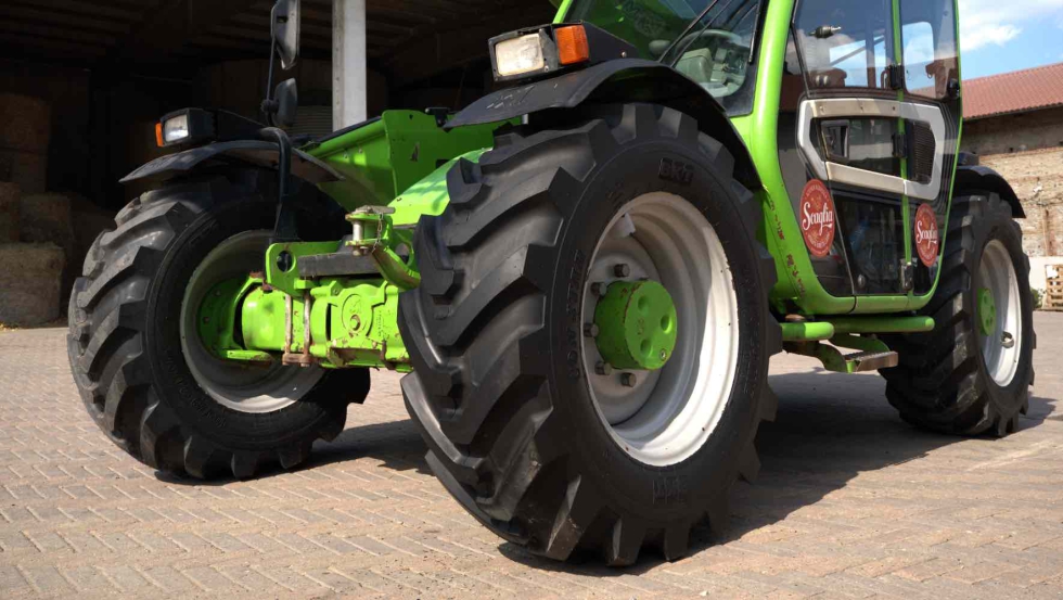 Manipulador telescpico Merlo con neumticos BKT CON STAR