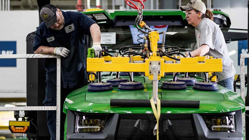 La iniciativa refleja la intencin de la administracin de priorizar la produccin industrial y agrcola estadounidense...