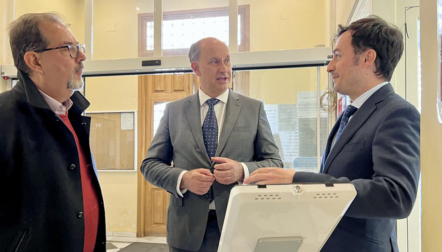 El consejero de Digitalizacin, Miguel Lpez-Valverde (en el centro de la imagen)...