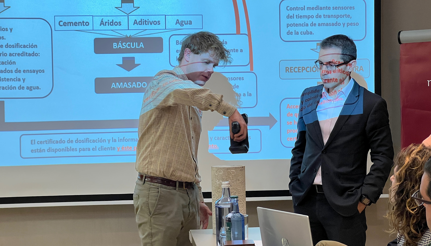 Demostracin de los sensores de radiofrecuencia (RFID) instalados en probetas de hormign