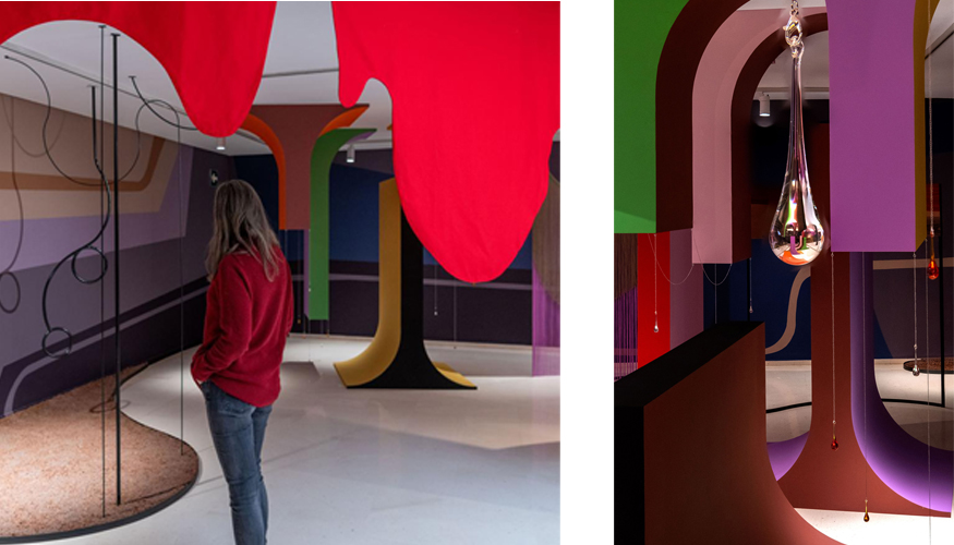 Los visitantes encontrarn estructuras geomtricas, piezas modulares, grandes volmenes de colores y formas reminiscente de juguetes tipo mecano...