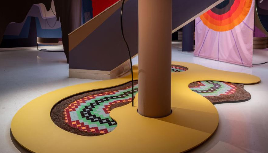 La instalacin se ha realizado con materiales diversos: telas, hilo, azulejos, madera, tierra y vidrio