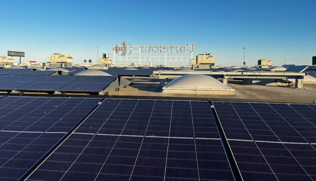 El sistema se integra directamente con la planta solar instalada en la cubierta del edificio, compuesta por 2...
