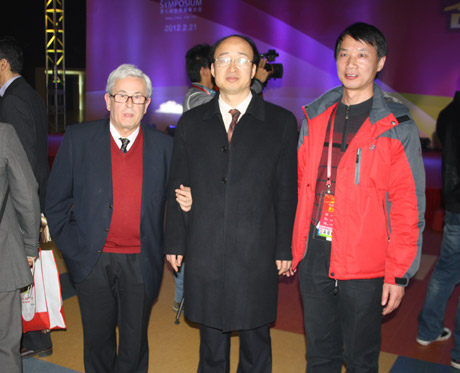 The director of the Symposium, Dr. Yun-tao Zhang (centre), with the Dr. Lpez Aranda (izq.).