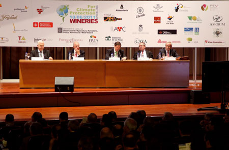 Vista de la mesa de personalidades encargadas de la inauguracin del I Congreso Wineries for Climate Protection, el pasado 10 de junio...