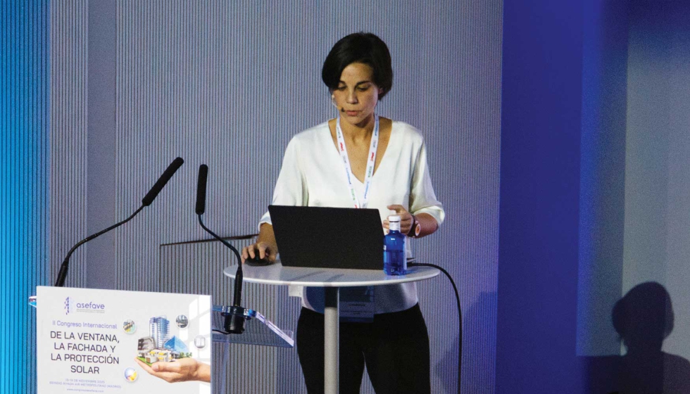 Laura Salda�a, integrante del departamento t�cnico de Alucoil