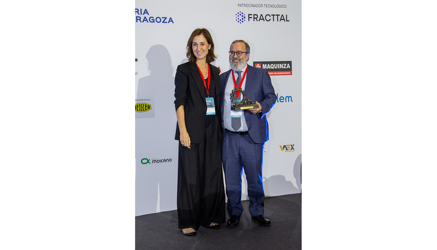 Concha Santos, presidenta de Anci, hizo entrega del galard�n a Jos� Miguel Galera, CEO de Systra Subterra