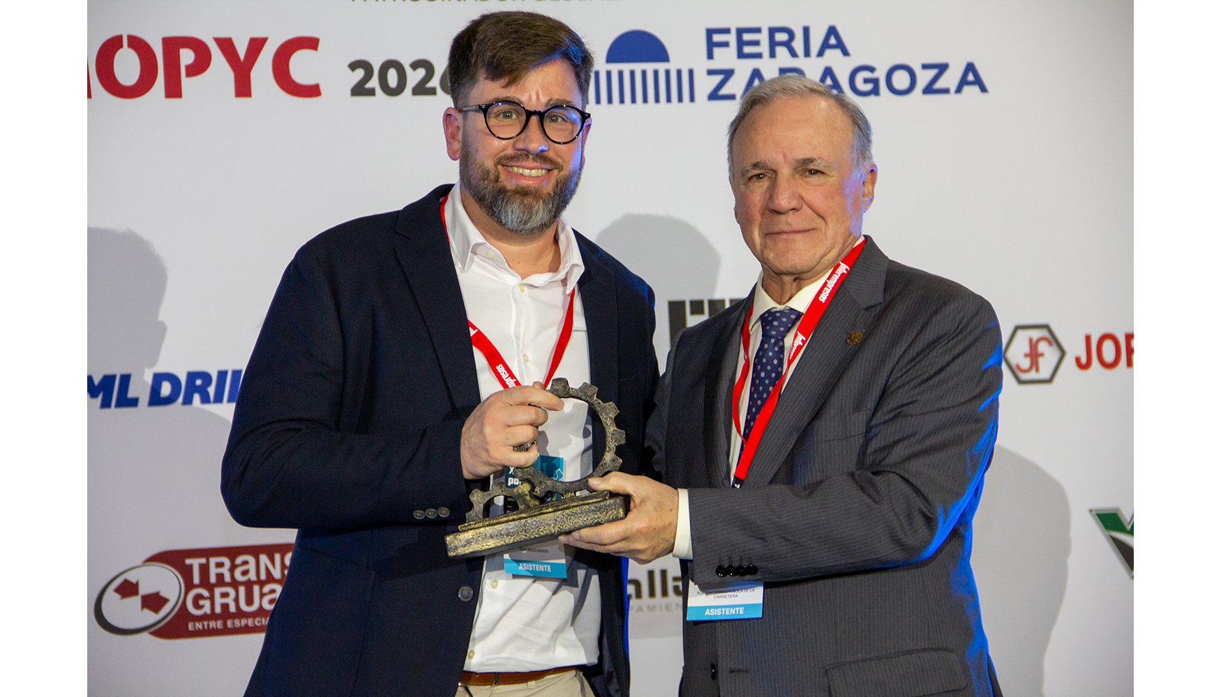 Daniel Cortijo, responsable del Departamento Comercial, Comunicaci�n y Marketing de Vaex Maquinaria (izquierda)...