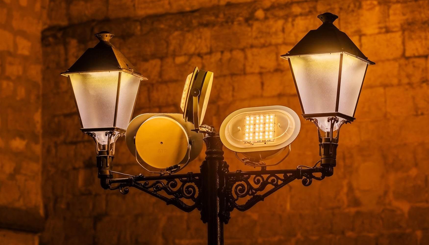 El modelo Villa XLA con Difusor Confort con proyectores Aire Serie 5 destaca por su luz clida y garantiza la mxima comodidad visual del peatn...