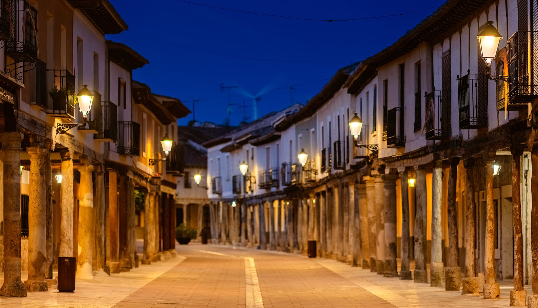 Imagen de una calle con iluminacin LED de ATP, generando un entorno confortable y homogneo en el corazn del municipio...