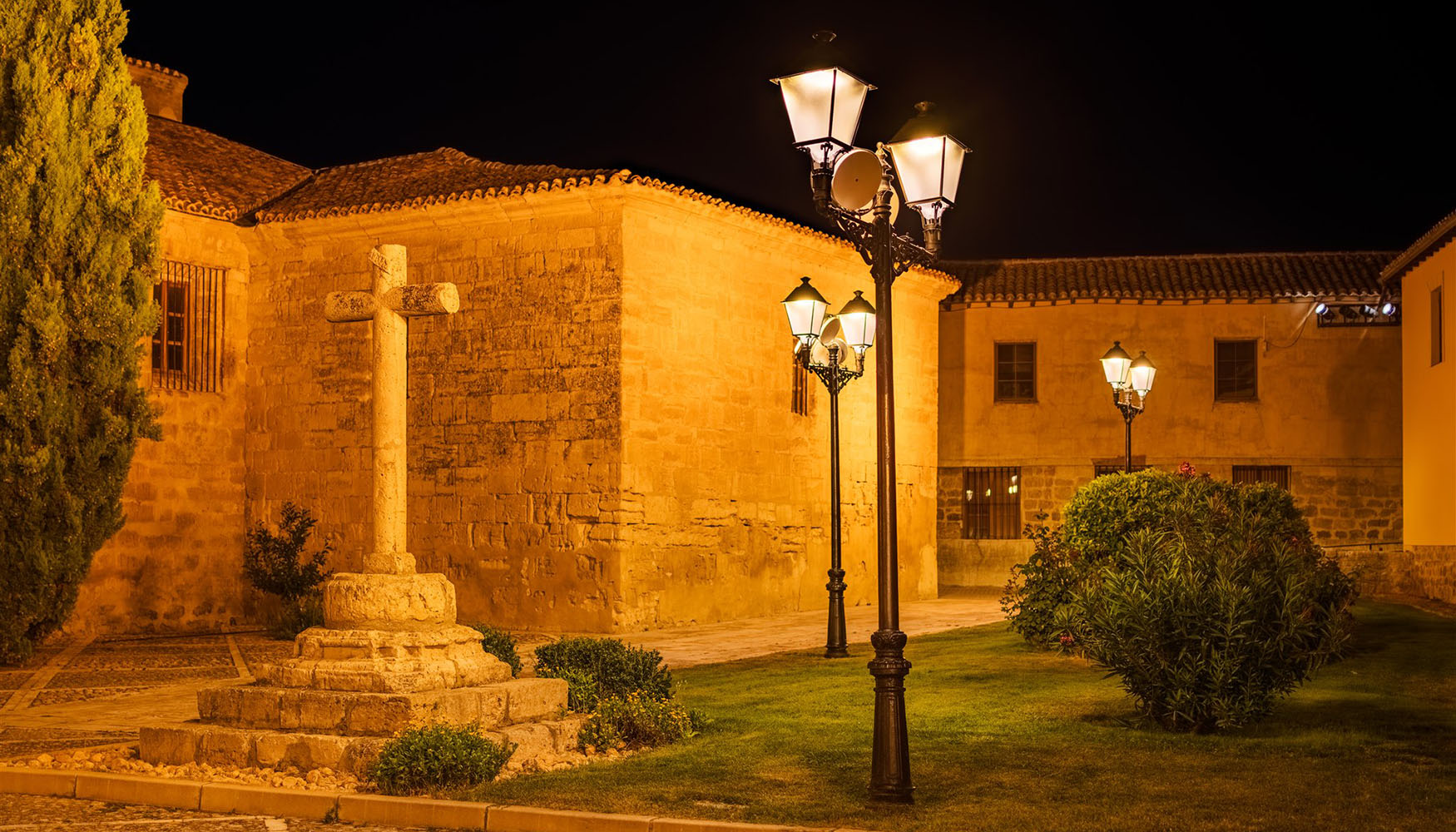 Las nuevas luminarias Villa XLA con Difusor Confort con proyectores Aire Serie 3 encajan suavemente con el estilo arquitectnico tradicional del...