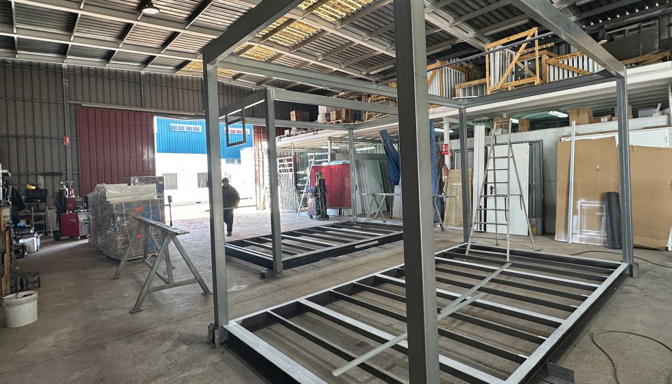 Una de las naves de Zarca dedicada a la construcci�n de m�dulos prefabricados para viviendas e instalaciones ef�meras...