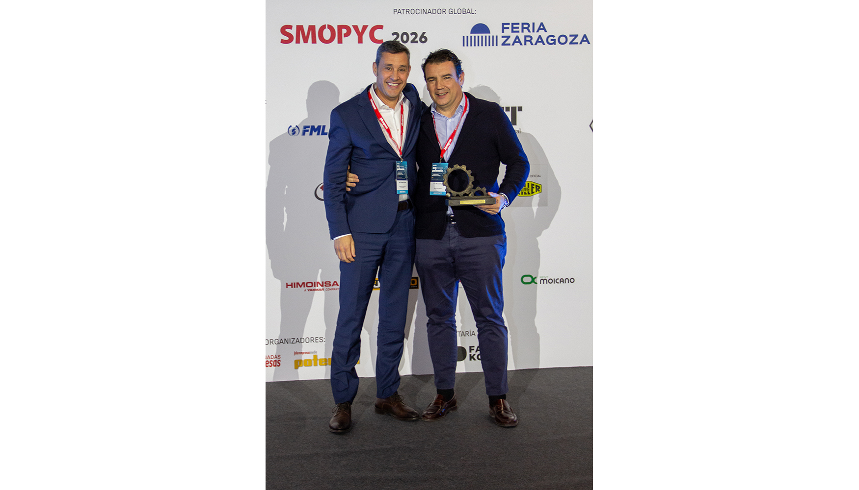 Ra�l Gomariz, presidente de Anapat (izquierda) hace entrega del premio a Iv�n Morodo, director general de Haulotte Ib�rica (derecha)...