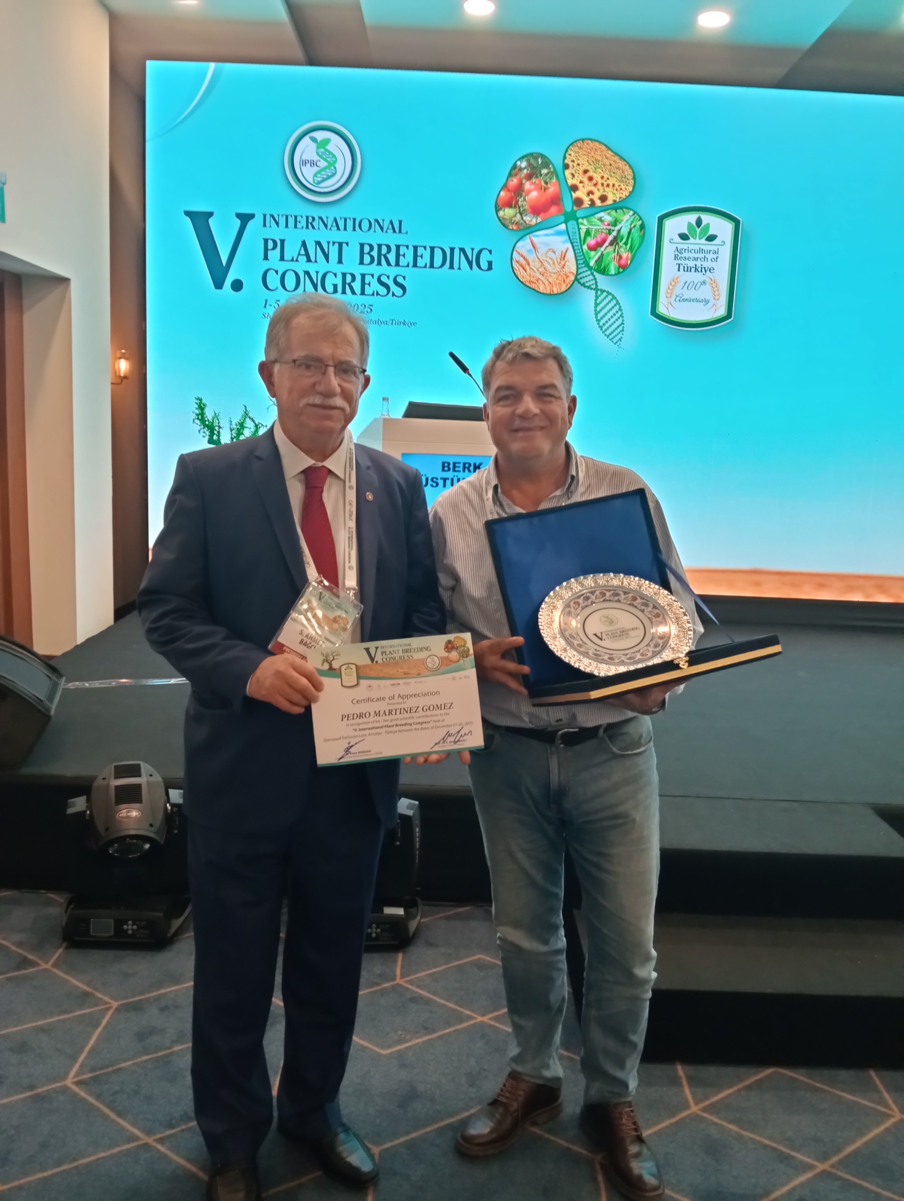 Ahmet Bagci, organizador del congreso y responsable de la Asociaci�n de Mejoradores Turcos, entreg� el galard�n a Pedro Mart�nez G�mez...