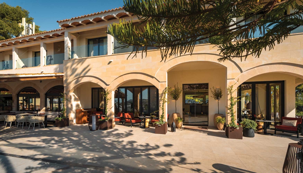 Extrual Sistemas de Arquitectura ha aplicados sus sistemas en el Purobeach Resort Santa Pon�a, en Mallorca