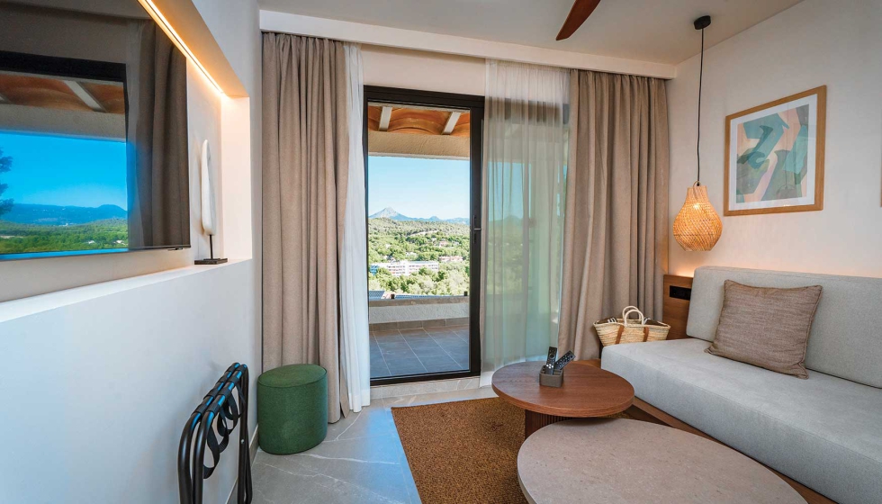 Los sistemas de Extrual empleados en el Purobeach Resort de Santa Pon�a potencian el confort y la eficiencia