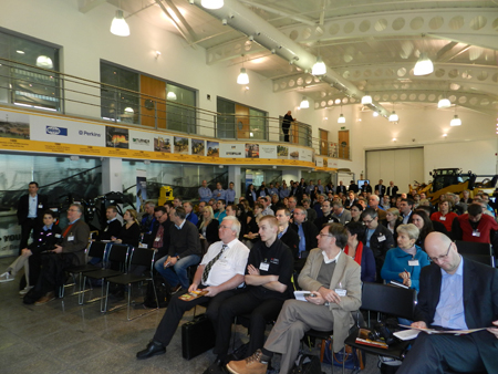 Vista general de los asistentes al evento organizado por Caterpillar en Leicester