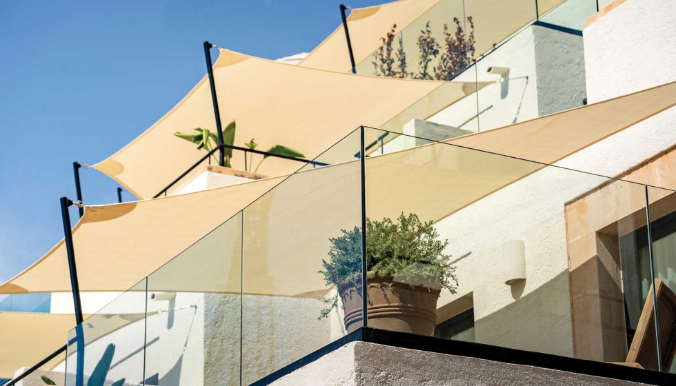 El dise�o del sistema de barandilla de vidrio E-50V, fijado �nicamente en la base, procura una est�tica limpia y minimalista...