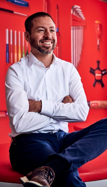 Para garantizar una legibilidad perfecta, el l�ser marca los mangos en negro o blanco, seg�n el tono de color