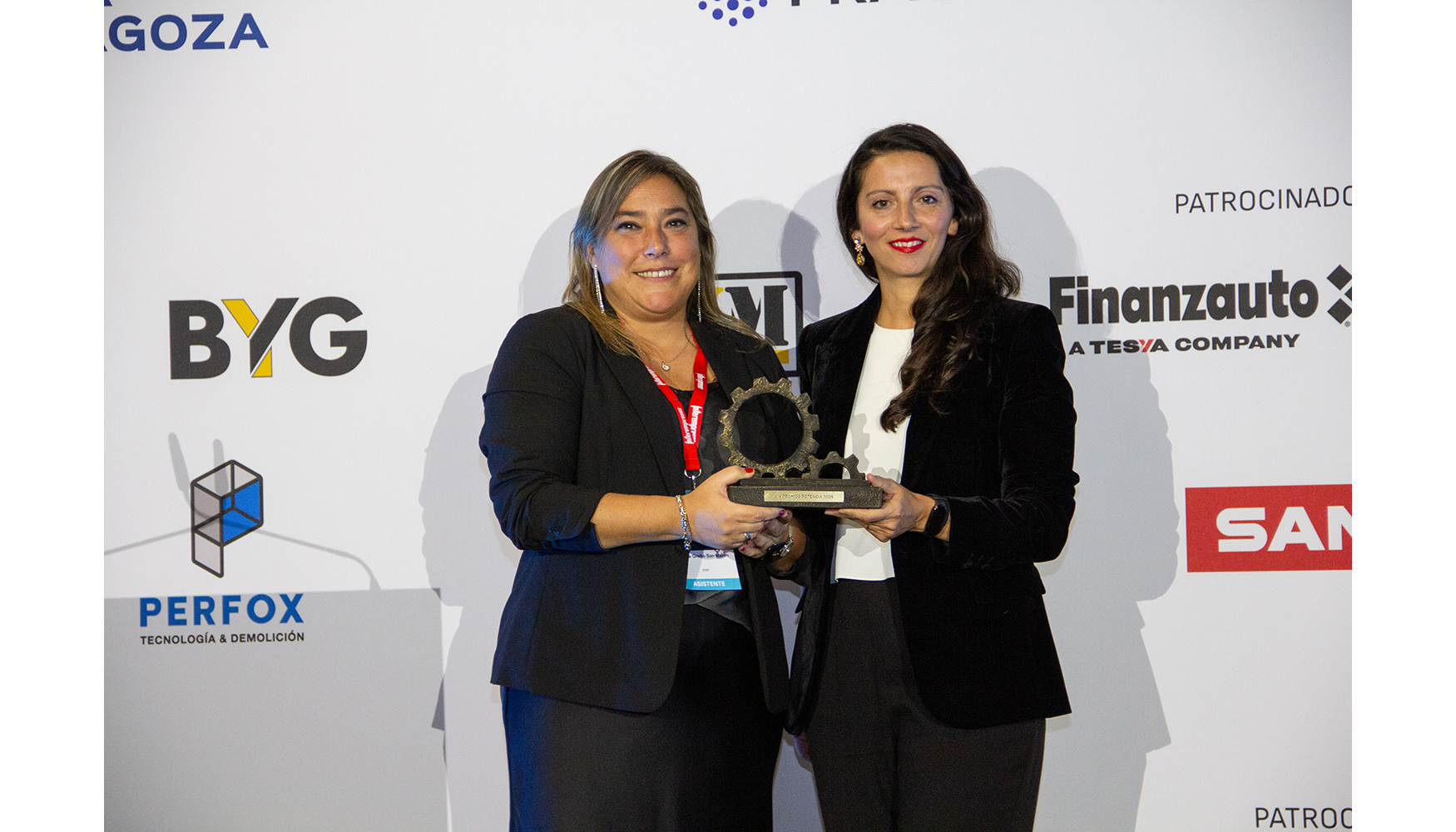 Ainara Gre�o, directora regional para Espa�a de IPAF (izquierda), recoge el premio de manos de Mar�a Moreno, directora de Contrataci�n...