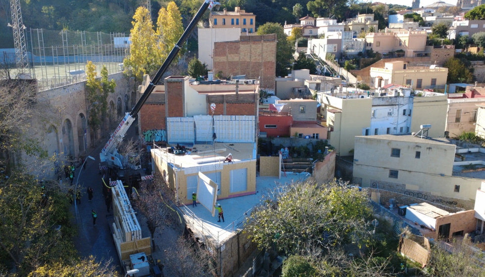 Vista a�rea del proceso de montaja de esta vivienda unifamiliar en Barcelona por medio de Arquima. Foto: Arquima