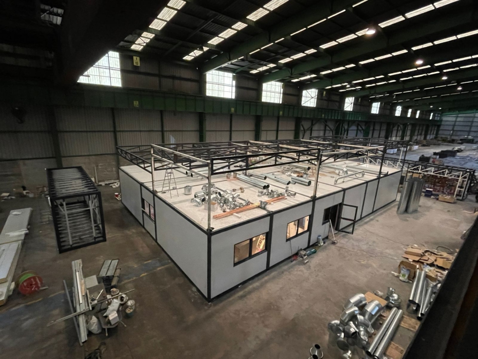 Imagen del proceso de fabricaci�n en f�brica de un hospital en las Islas Mauricio en territorio nacional, antes de su exportaci�n a �frica...