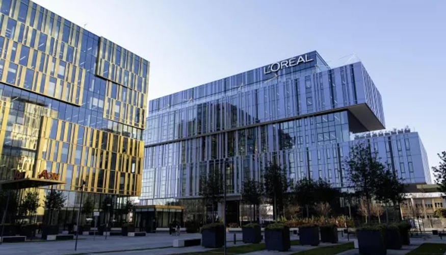 Las fachadas de muro cortina, totalmente acristaladas y de altura completa, han sido realizadas con vidrio laminado de seguridad...