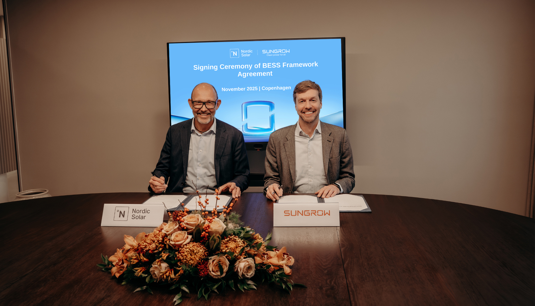 Fuat Volkan Cebe, COO de Nordic Solar, y Moritz Rolf, vicepresidente de Sungrow Europe y responsable de DACH, Benelux, los pa�ses n�rdicos y Turqu�a...