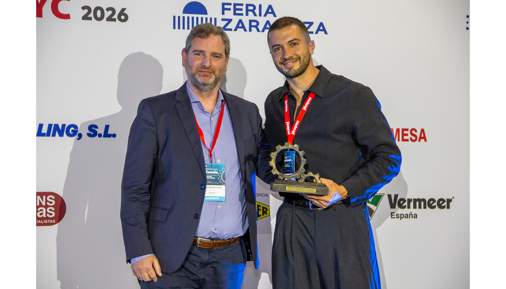 Sergio Serrano, director t�cnico de Anmopyc (izquierda) hace entrega del premio a Iv�n Alcaina, CEO de Barrop (derecha)