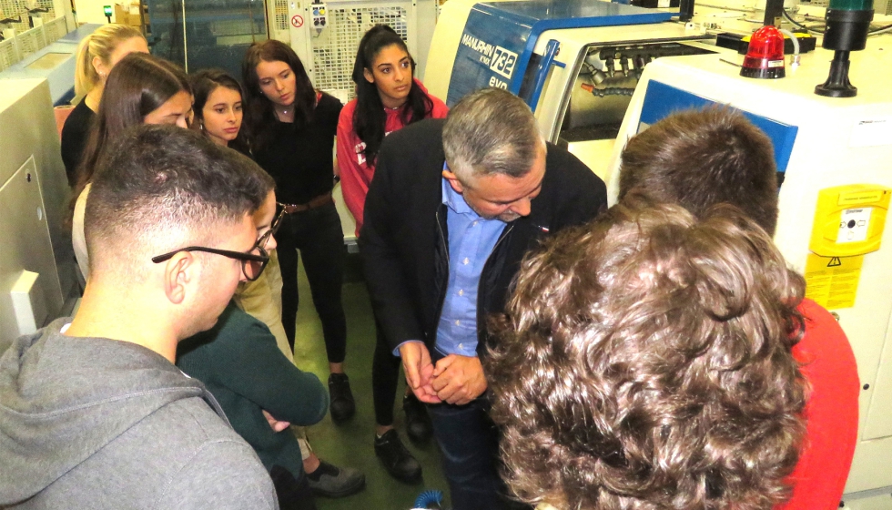 La transmisi�n de conocimientos t�cnicos tambi�n incluye habilidades sociales, ya que los mentores son tambi�n modelos a seguir para sus alumnos...