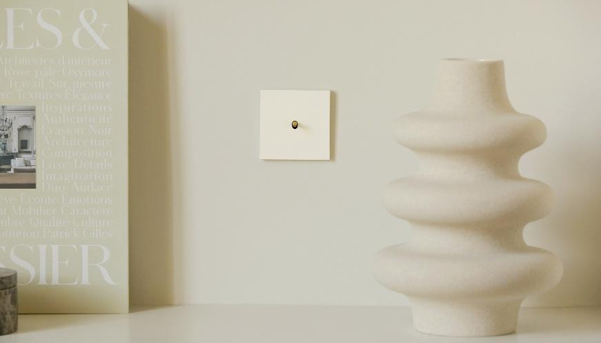 Dise�o de l�neas puras y acabado en resina mate, se ampl�a con cuatro nuevos acabados de placas: Gris perla, Moka, Crema y Antracita...