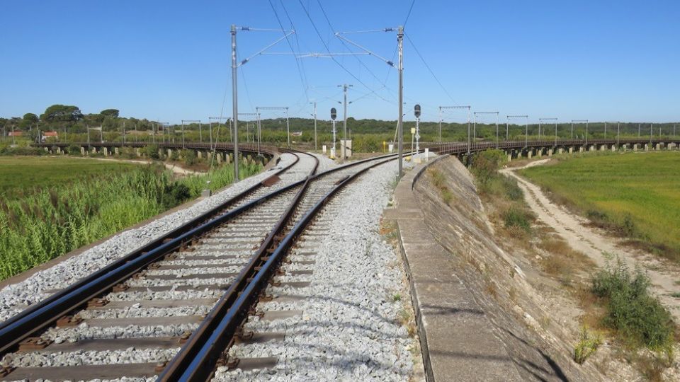 O Investimento global � de 204 milh�es de euros para modernizar 69 km da Linha de Vendas Novas, incluindo esta��es...