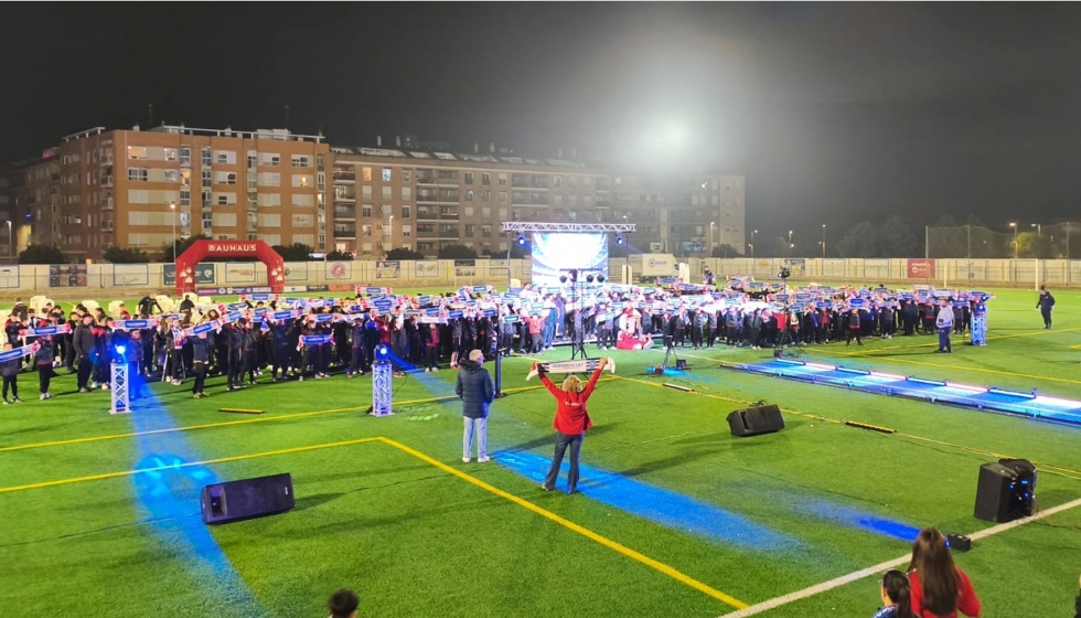 Jugadores del F�tbol Base Club Deportivo Catarroja en la presentaci�n de la temporada 2026 con las bufandas de Bauhaus. Foto: Bauhaus...