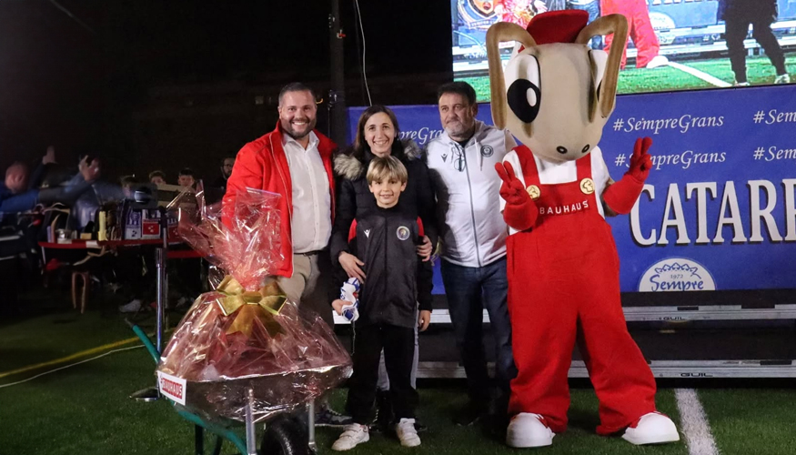 Imagen del acto de presentaci�n de temporada del FBCD Catarroja con la animaci�n y el lote de productos de Bauhaus