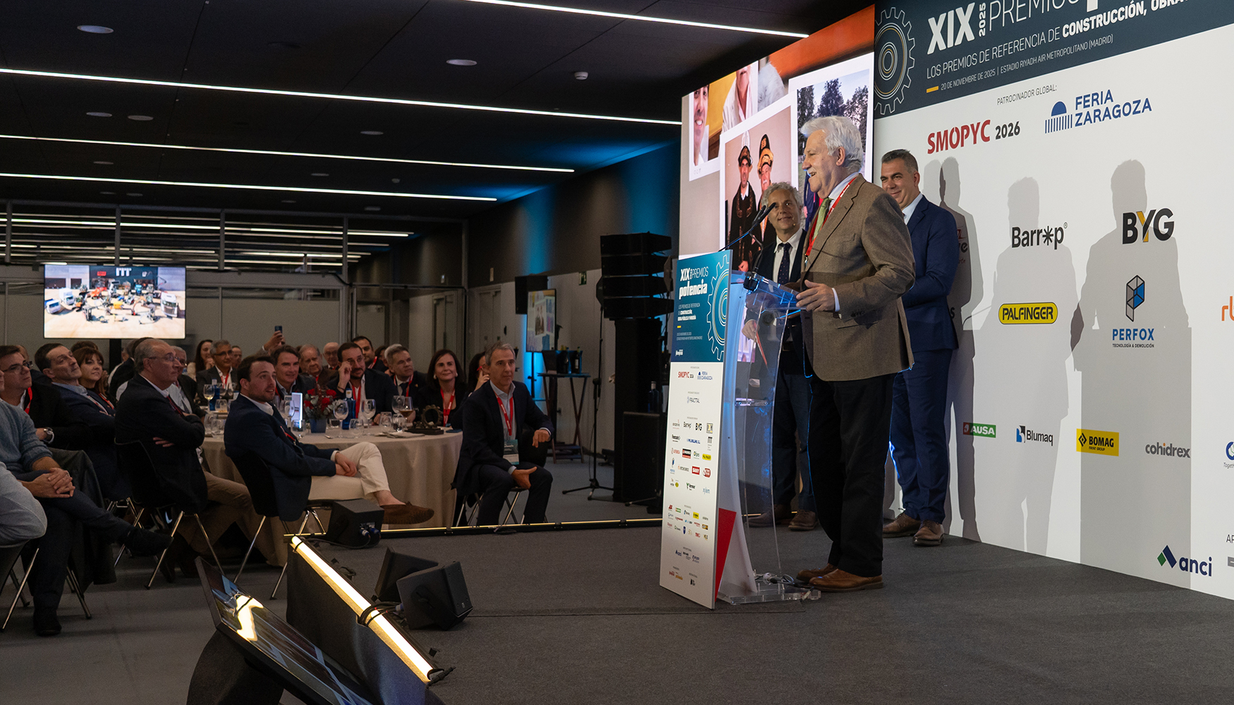 Celso Anca, durante el agradecimiento en los XIX Premios Potencia, ante la atenta mirada de su hijo Dani