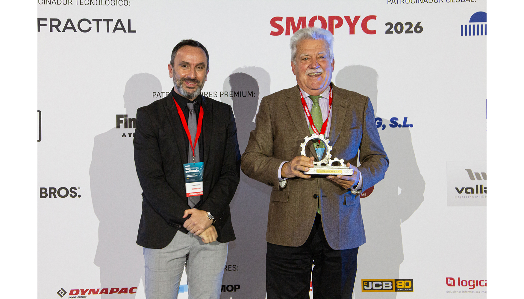 Celso, tras recoger el galard�n de manos de Lucas Varas, director de la revista Potencia