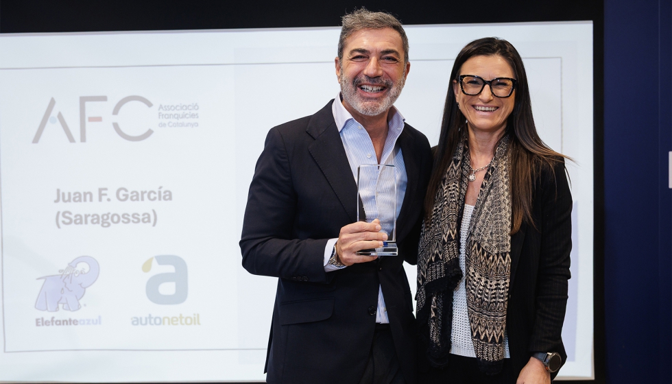 Juan F. Sanz, franquiciado de Autonetoil y Elefante Azul en Zaragoza recibiendo el premio por parte de la AFC