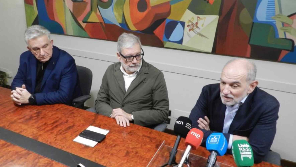 Oriol Or� explica su marcha ante el alcalde de Lleida, F�lix Larrosa, y Jaume Salt�, presidente de la C�mara de Comercio de Lleida...