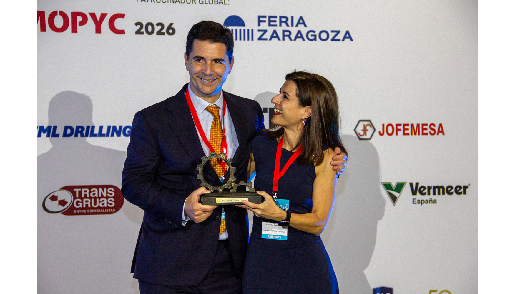 Antonio Zerolo, director general de Anzeve, recibe el premio de manos de Arancha Morquecho, directora del �rea Industrial de Feria de Zaragoza...