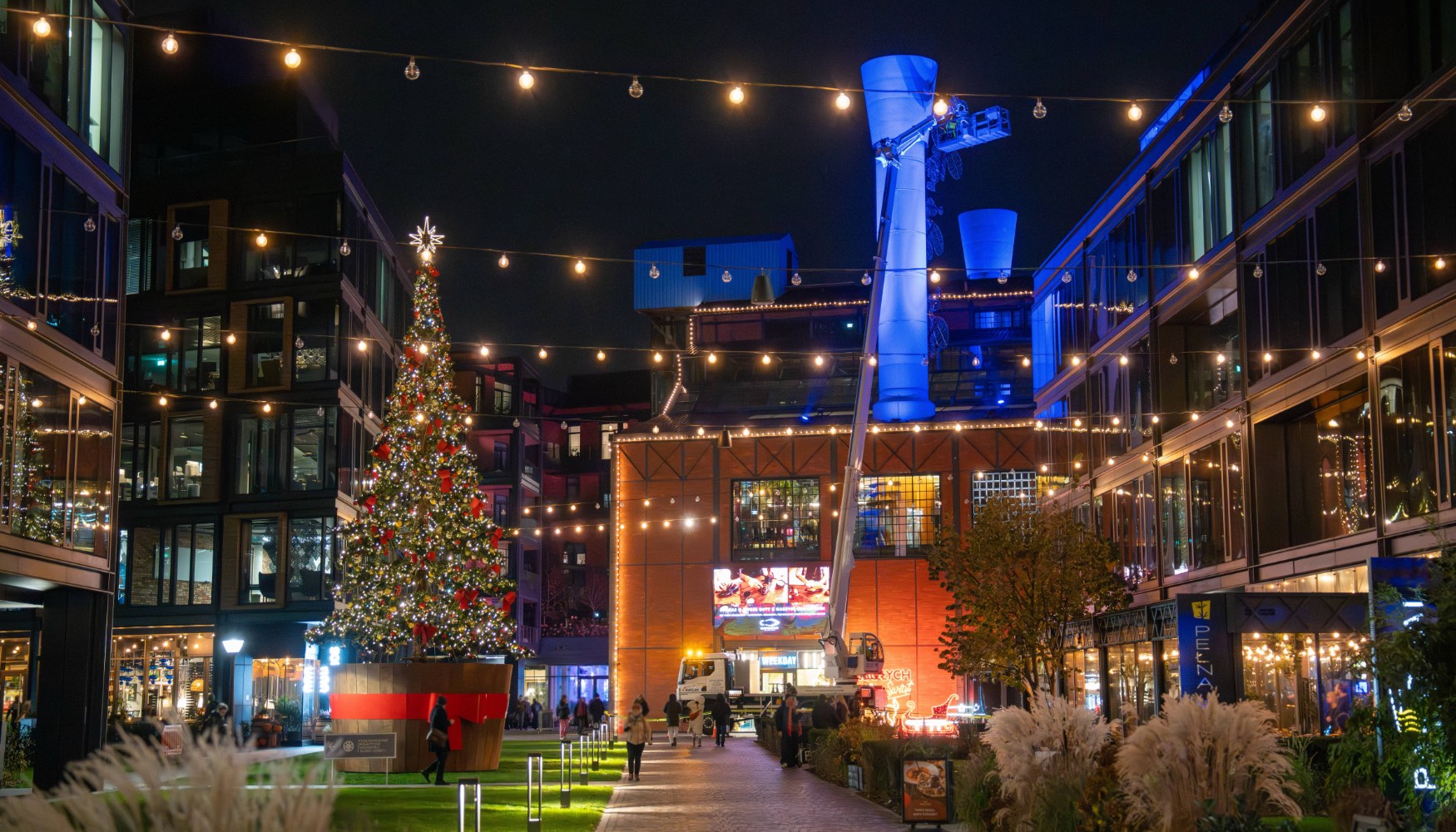 Plataforma Multitel MJ 375 trabajando en centro comercial de Warsaw para la decoraci�n navide�a