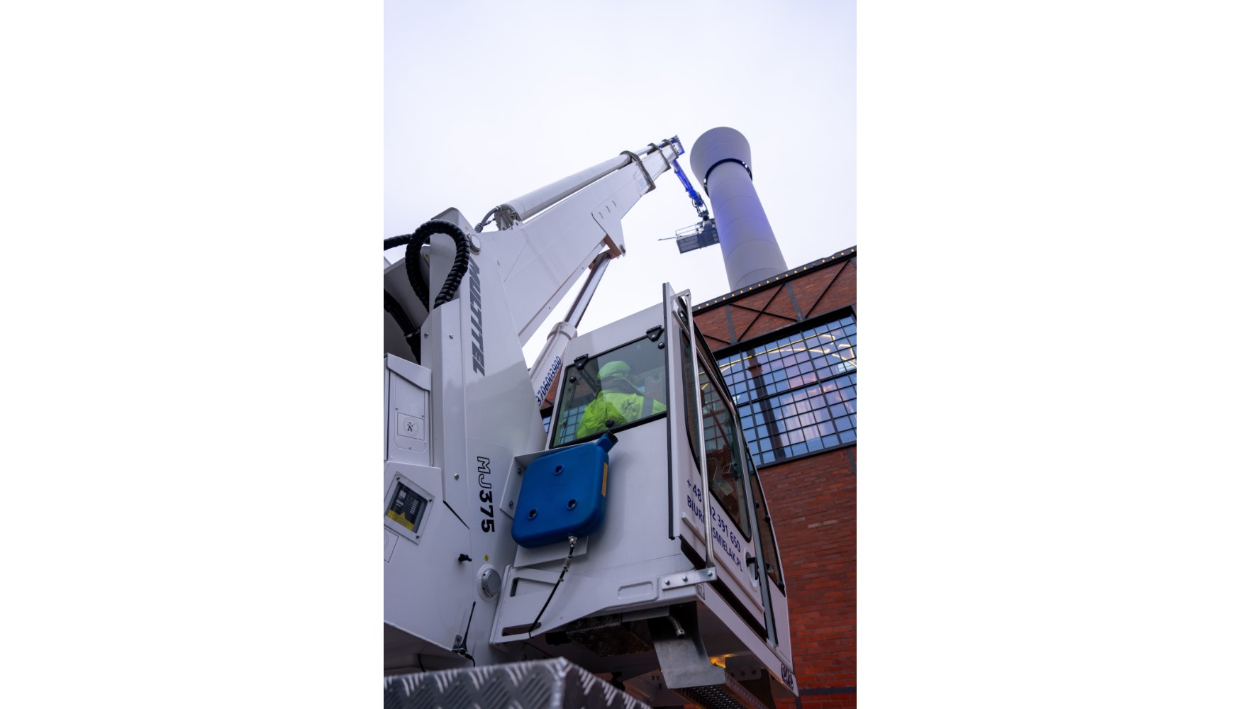 Trabajos en la chimenea del centro comercial
