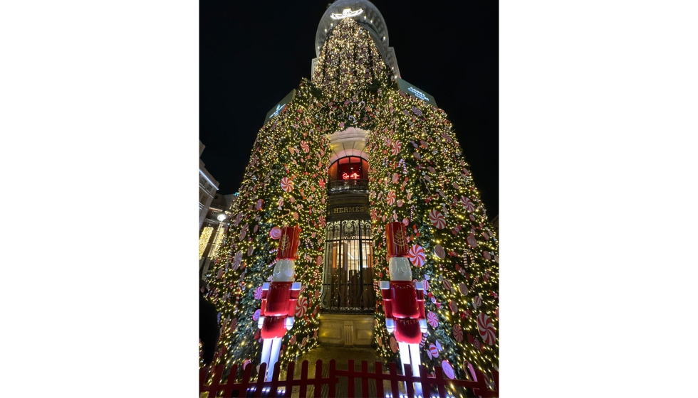 Fachada del acceso principal al Hotel Four Seasons de Madrid con su espectacular dise�o lum�nico