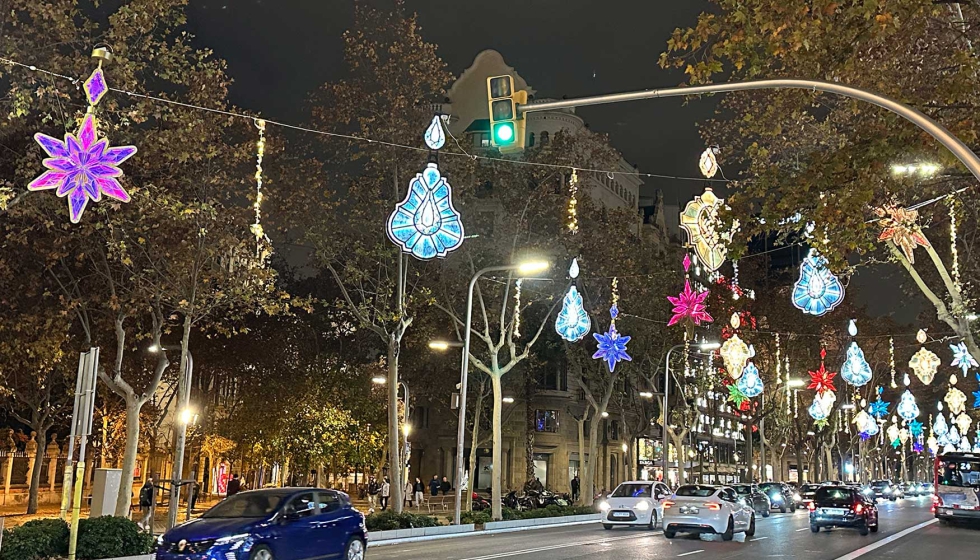 Detalle de los motivos lum�nicos que recuerdan al Modernismo en la Avenida Diagonal