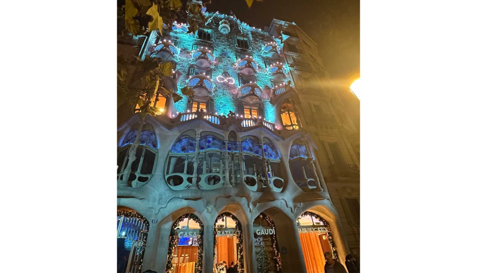 En la fachada de la Casa Batll� de Gaud� se realiza un espect�culo de luz y sonido cada d�a
