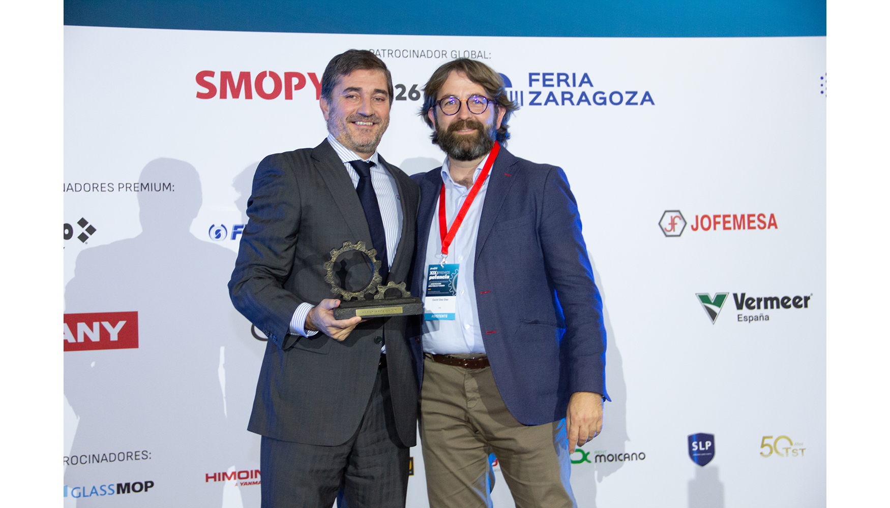 Javier Le�n, director de Marketing de Finanzauto (izquierda), recoge el premio de manos de David D�ez...