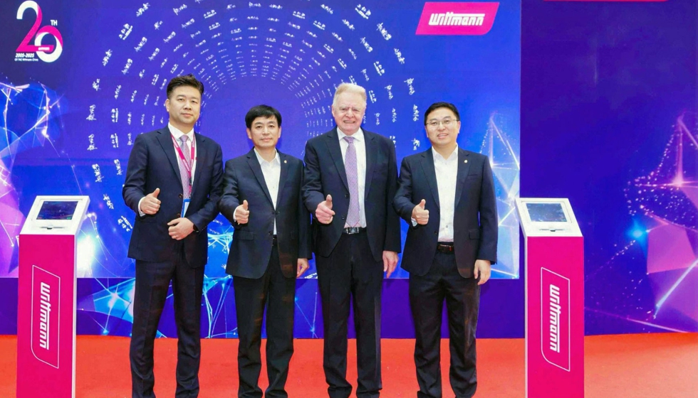Kevin Wang, director general de Wittmann en Kunshan (izquierda), y el Dr...