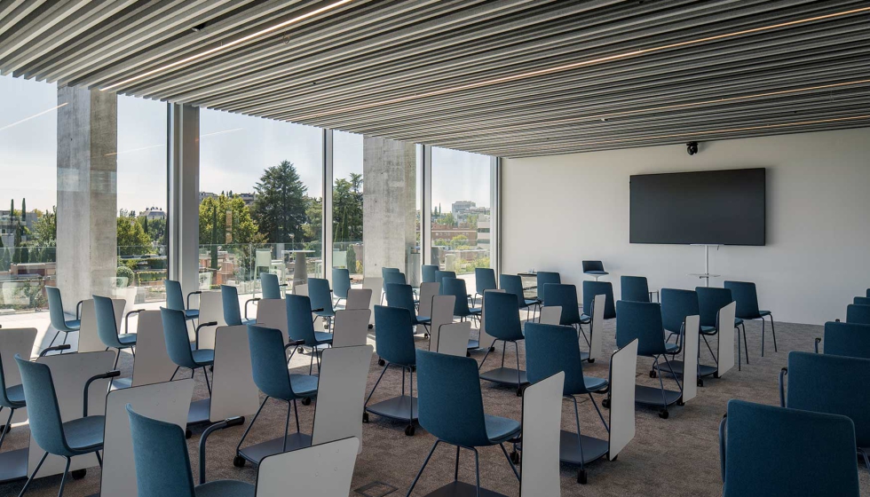 La est�tica crom�tica gris del pavimento se inspira en las fuerzas del universo y en el contraste entre la luz y la oscuridad...